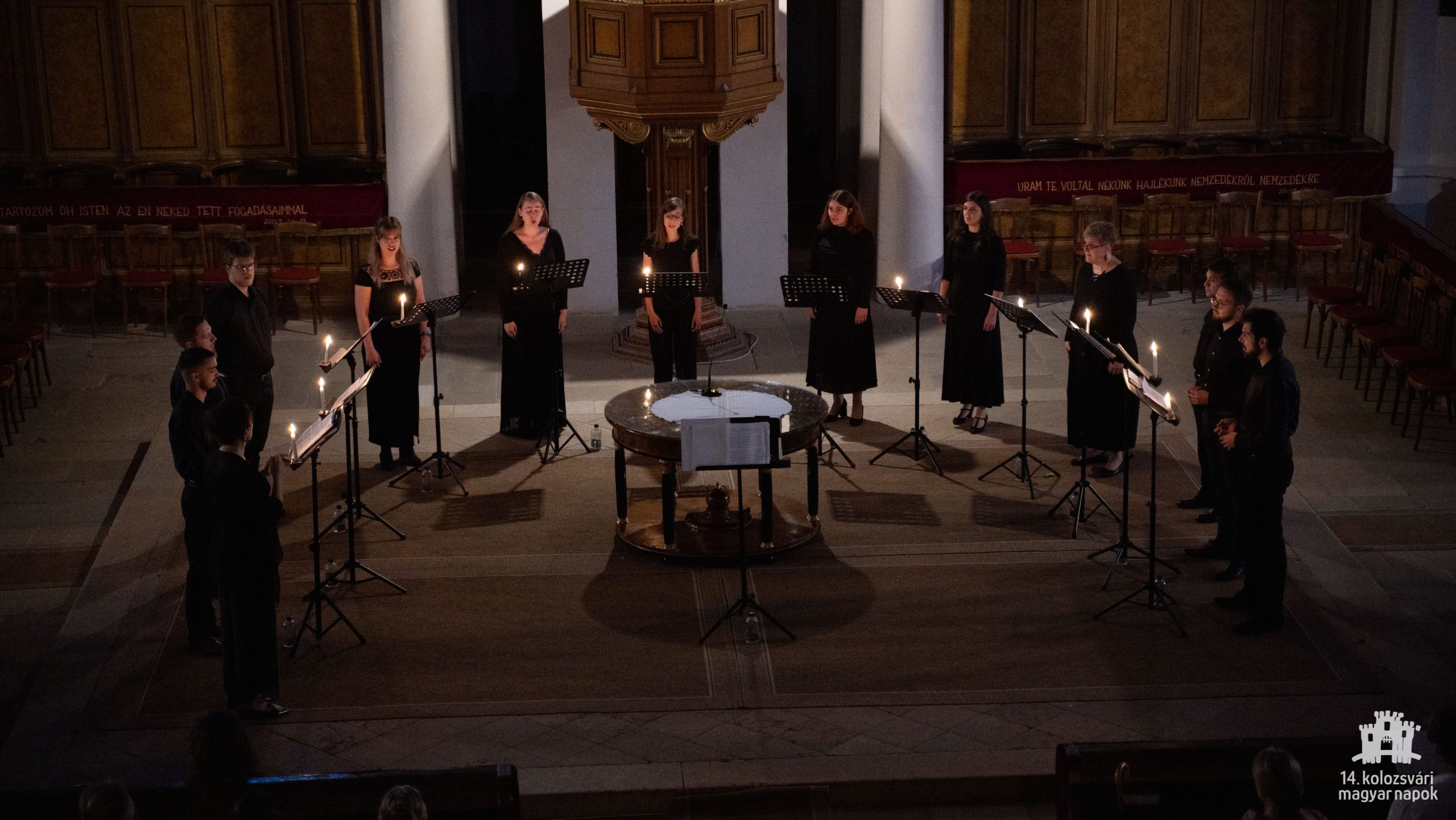 Lux ex tenebris – Concert la lumina lumânărilor cu Ansamblul coral „Schola Cantorum Transsylvaniensis”