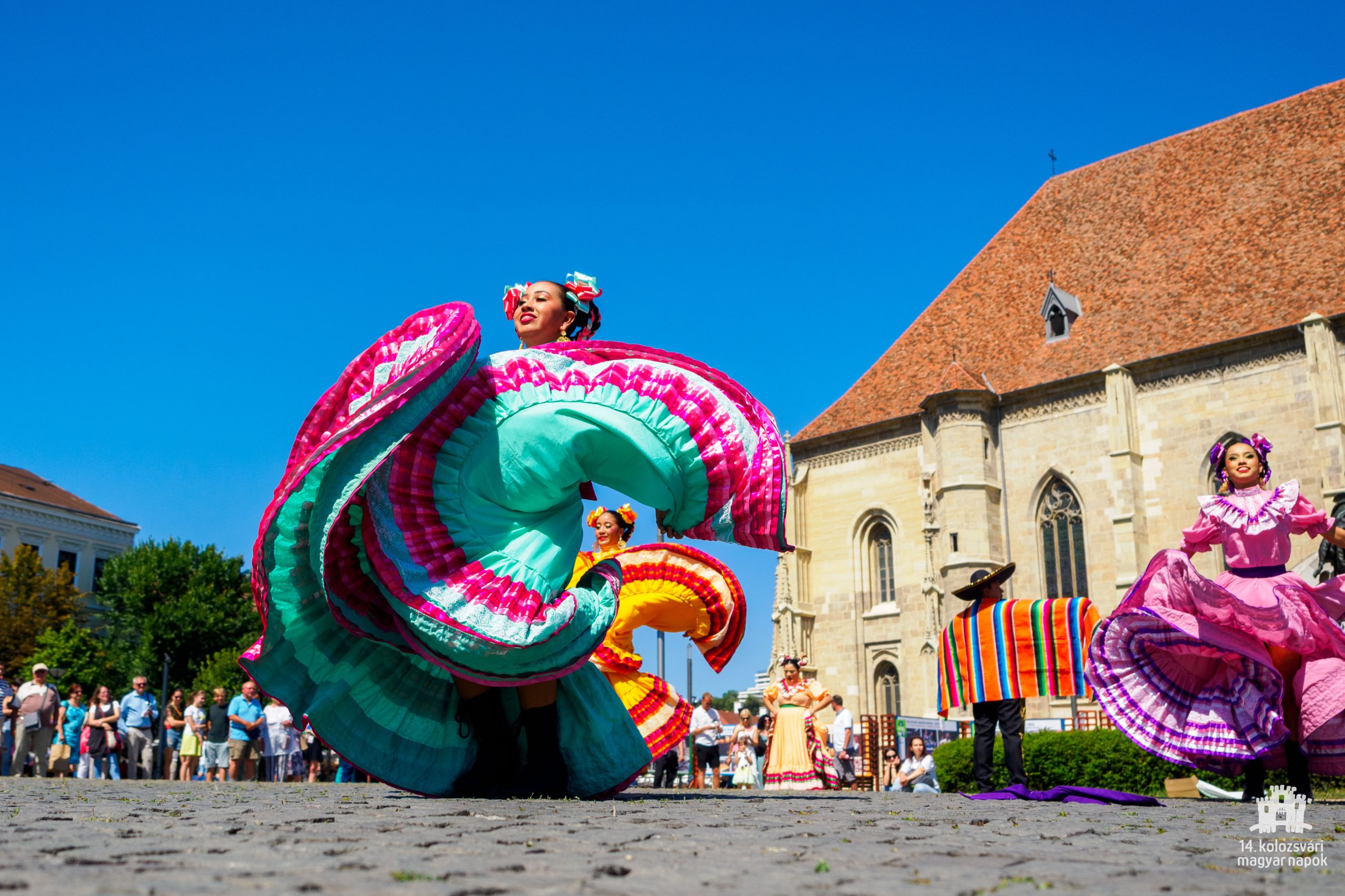 Cavalcada Internaţională a Dansului în piaţa principală a Clujului – Prezentarea ansamblurilor participante la Festivalul Internațional de Folclor „Sfântul Ștefan”, ediția XXV